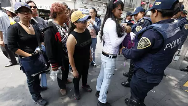 La policía revisa que los asistentes no acudan con cinturón, alimentos, mascotas, objetos voluminosos  u objetos punzo cortantes.