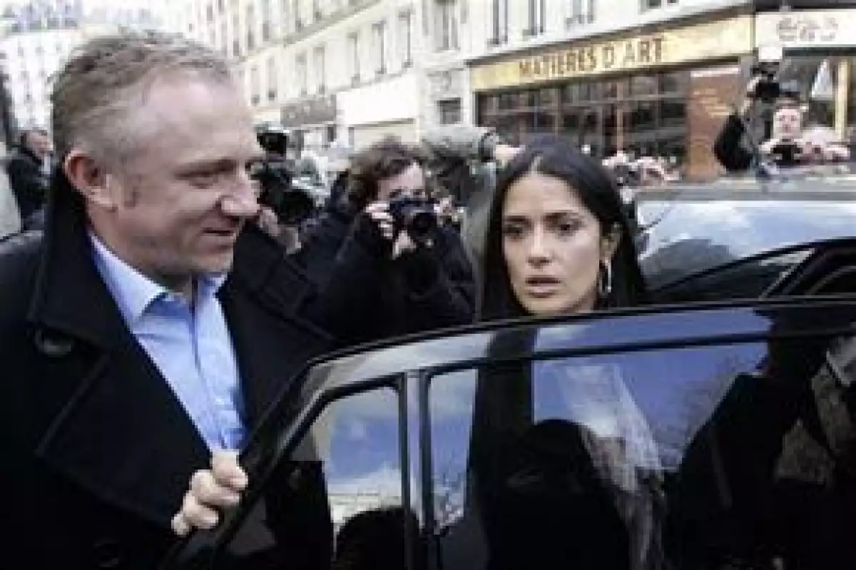 Trabajadores inconformes esperaron a que François-Henri Pinault saliera de una reunión para bloquear su automóvil como protesta por el plan de recorte de gasto.