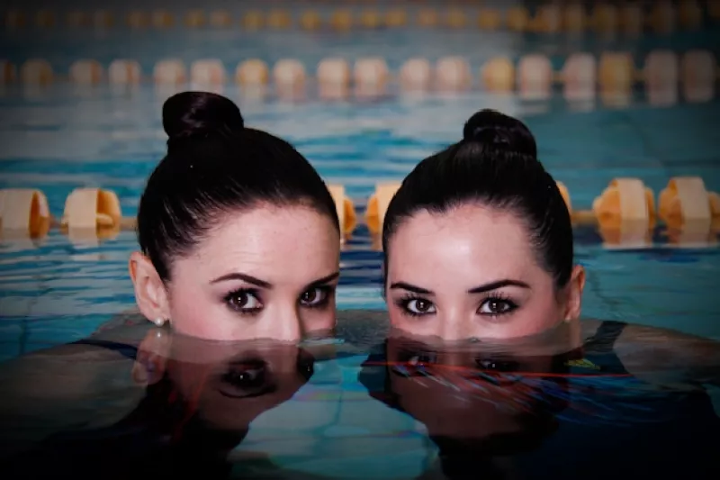 Las hermanas actrices se acoplan a la perfección y parecen una misma, una vez que se sumergen en la alberca para la sesión de fotos de nado sincronizado de Quién.com