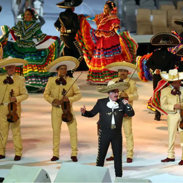El intérprete mexicano también cantó México lindo y Guadalajara, temas en los que se hizo acompañar de mariachi y ballets folklóricos.
