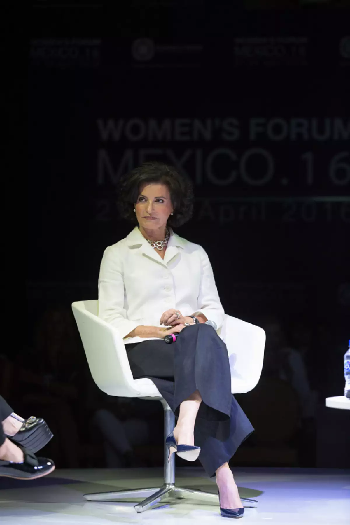 Durante su participación en el Women’s Forum México, Martha Debayle recordó esta frase de su madre para convocar a las mujeres a vivir fuera de la culpa y de la opresión del patriarcado.