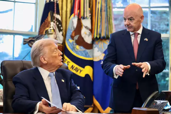 El presidente de Estados Unidos, Donald Trump ,se sienta junto al presidente de la FIFA, Gianni Infantino, mientras se reúne con el Grupo de Trabajo de la Casa Blanca en la Copa Mundial de la FIFA 2026 en la Oficina Oval de la Casa Blanca en Washington, D.C., EE. UU., 17 de noviembre de 2025. 