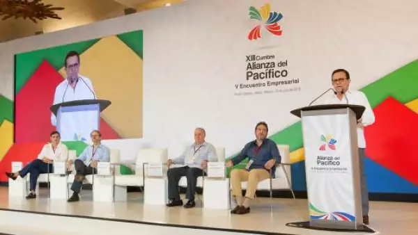 Ildefonso Guajardo, secretario de Economía, dijo que trabajar con el equipo de transición en la negociación del TLCAN manda una buena señal a EU y Canadá.