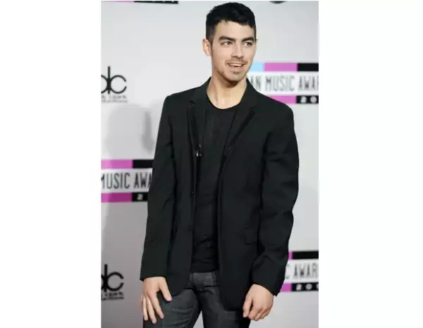 Joe Jonas lució muy guapo durante su paso por la alfombra roja de los AMAs.