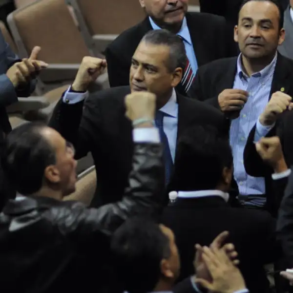 Tras 20 horas, desnudos, ataques verbales y jaloneos, el Congreso aprobó la reforma energética en un auditorio alterno al Salón de Sesiones este jueves.