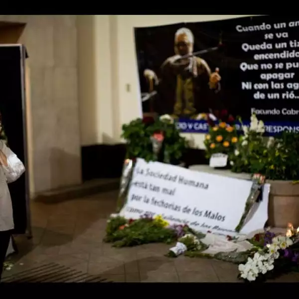 Compartió escenarios y estudios de grabación con artistas como Alberto Cortez, Julio Iglesias, Pedro Vargas y Neil Diamond.