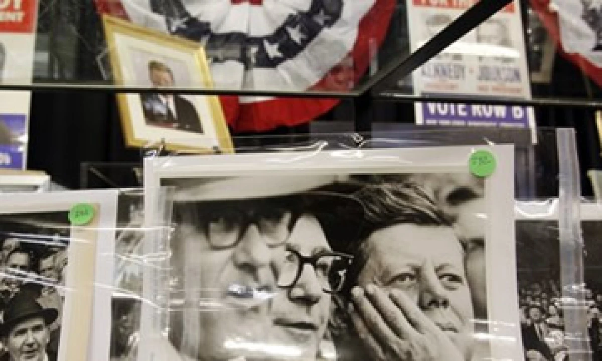 Fotos y libros de Kennedy, fueron parte de la subasta. (Foto: Reuters)