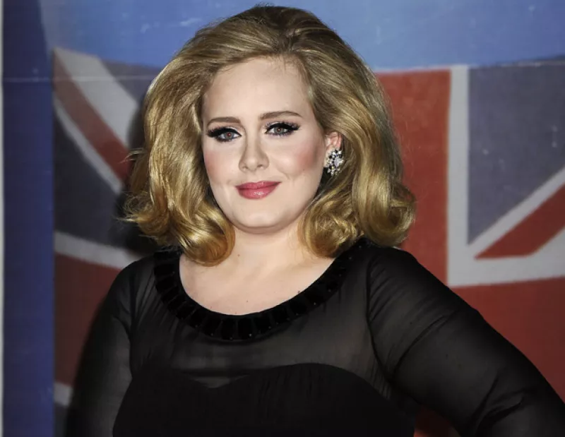 Luego de haber anunciado que estaba esperando a su primer hijo, la cantante británica podría contraer nupcias con su novio Simon Konecki.
