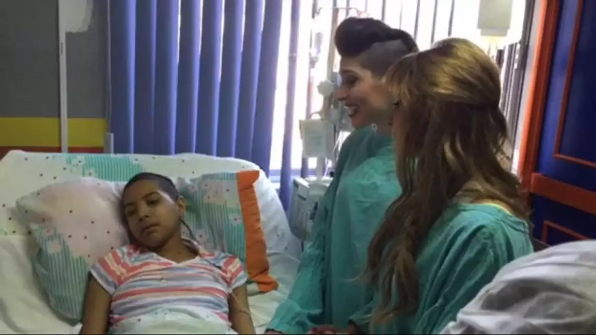 Paola, quien no pudo asistir a un concierto por su enfermedad, recibió la sorpresa de tener a las hermanas HaAsh en el hospital.