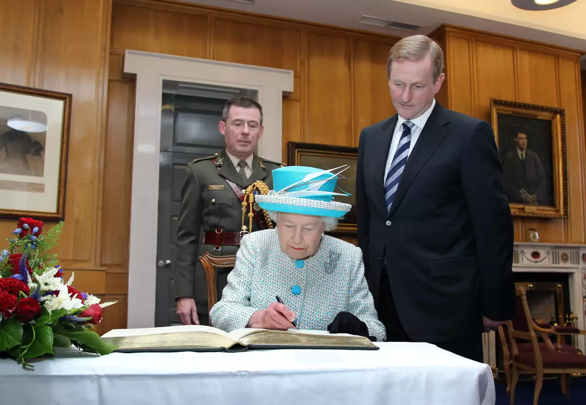 Reina Isabel firmando