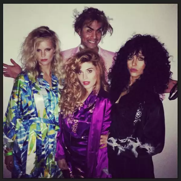 ¿Saben dónde está Jessica Alba? Bueno, la actriz regresó a los ochenta con un look muy al estilo Cher..