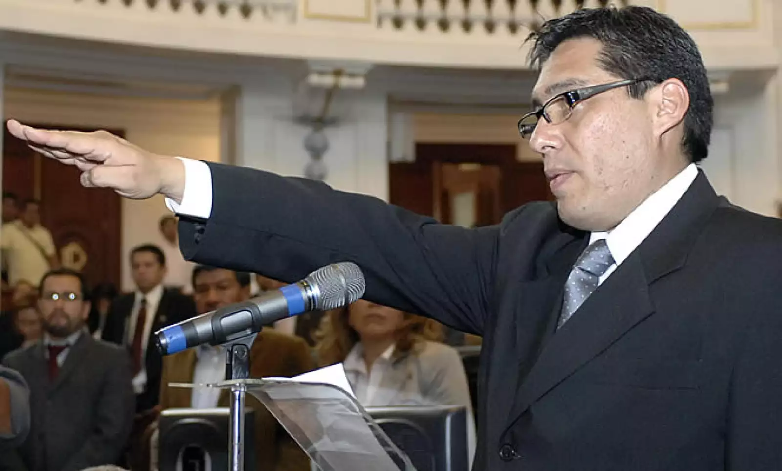 Luis González Plascencia rindió protesta ante la Asamblea Legislativa como presidente de la Comisión de Derechos Humanos del DF, en sustitución de Emilio Álvarez Icaza.
