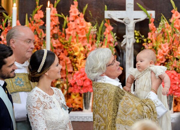 Alexander usó el mismo ropón que durante generaciones se ha usado en la monarquía.