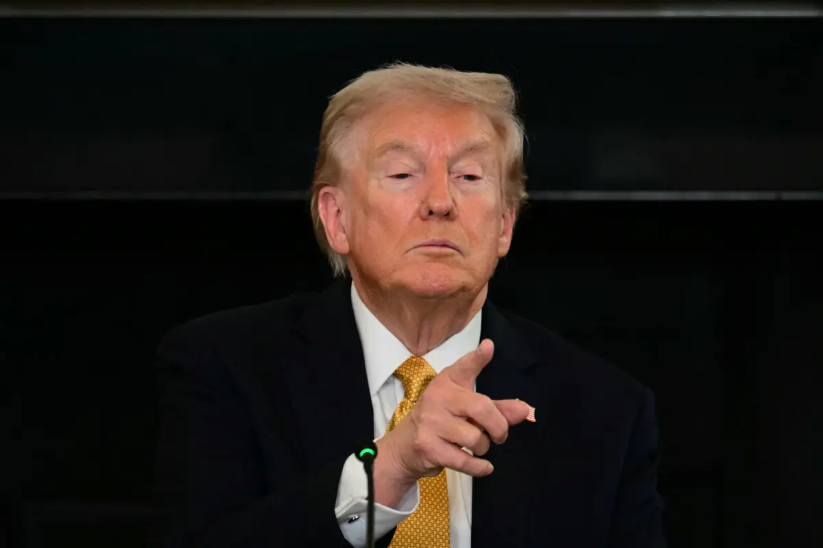 Trump considera atacar dentro de Venezuela mientras envía portaaviones a América Latina para "frenar" el narco