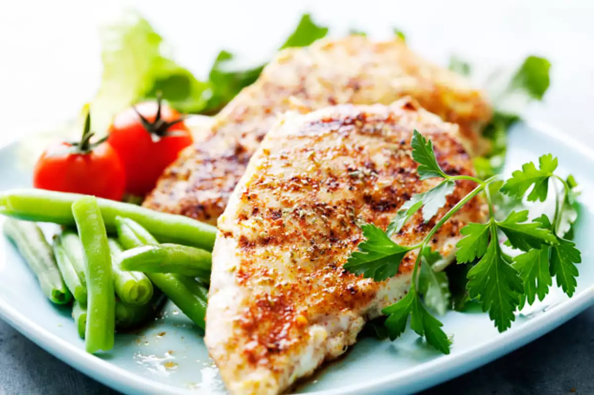 Una alimentación a la griega en lugar del consumo de carne, te ayudará a sentirte y verte mejor, según expertos.
