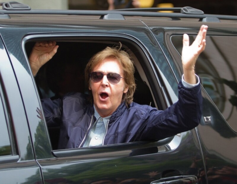El cantante saludó a todos los fans que se encontraban afuera del hotel, ubicado en Reforma.
