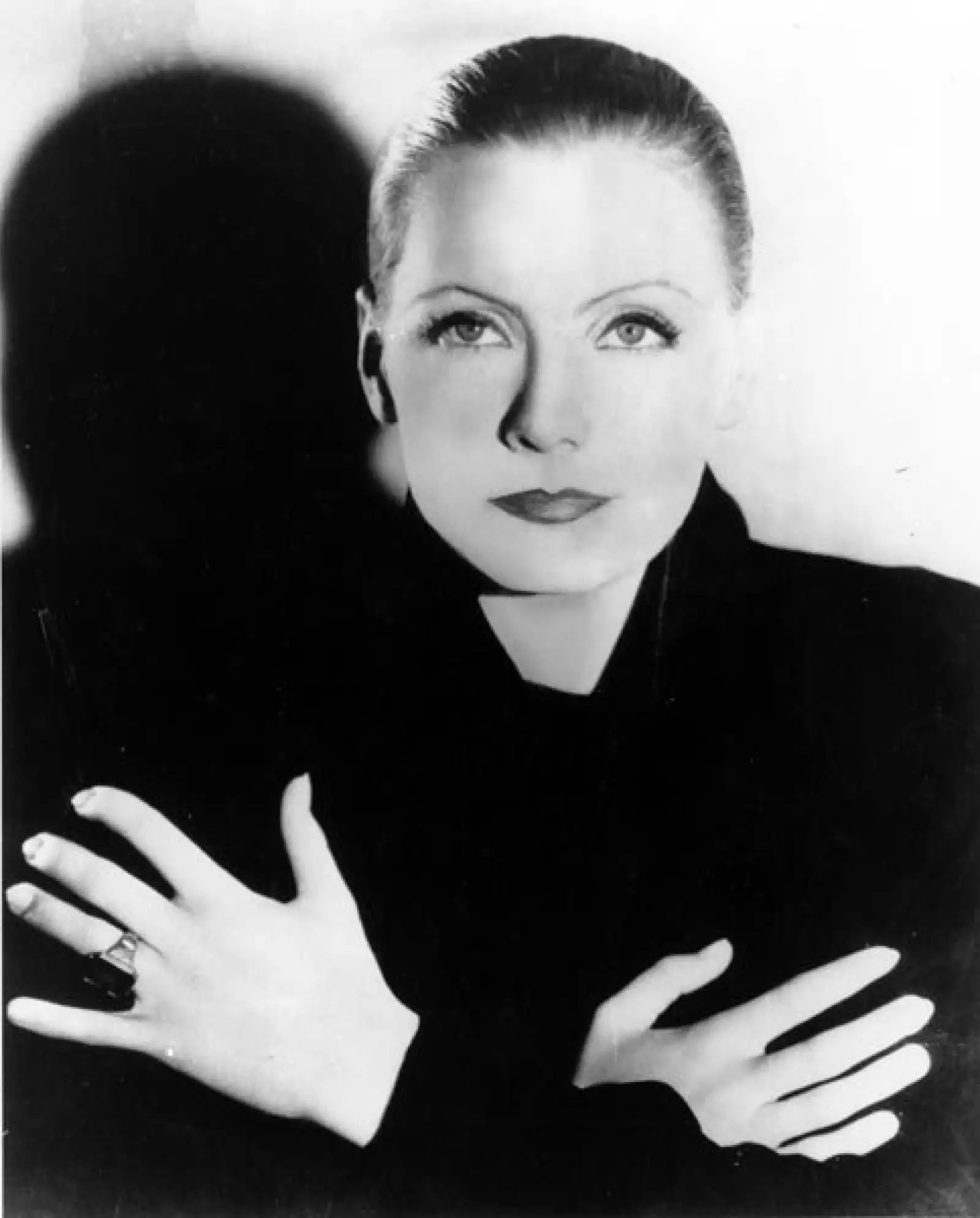 Tras la muerte de John Gilbert, en 1936, la vida amorosa de Garbo se volcó en el aspecto femenino con compañeras como Bárbara Kent, Marie Dressler, Paulette Duval, la actriz mexicana Dolores del Río.