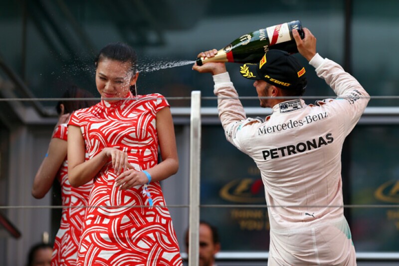 El piloto británico quien se coronó ganador del Gran Premio de China el fin de semana roció con champaña a una edecán al momento de celebrar su triunfo en el podio.