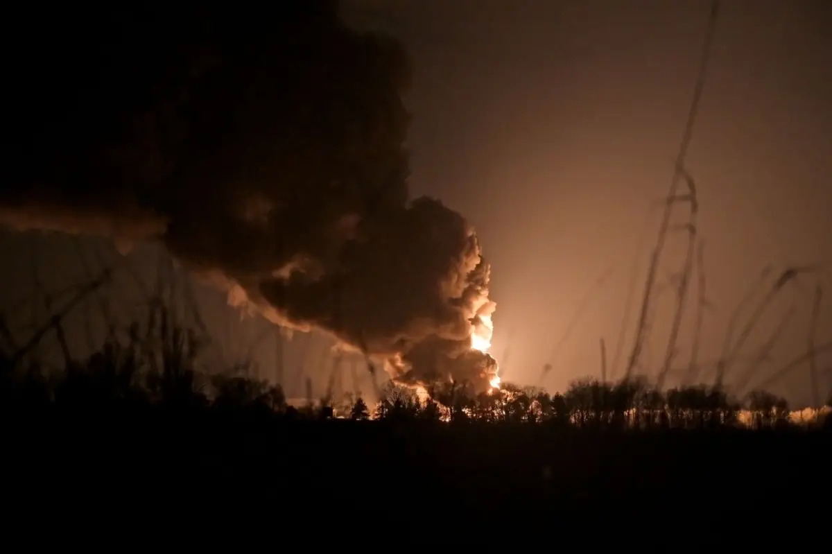 Depósito de petróleo bombardeado.JPG