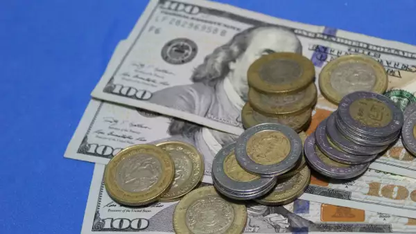 El peso comienza la semana perdiendo terreno frente al dólar