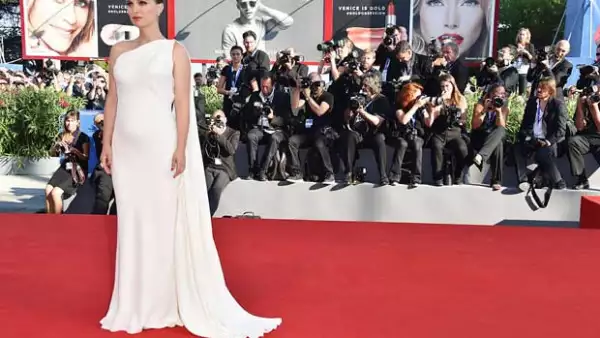 A todos sorprendió ver a la actriz luciendo su creciente pancita en el Festival de Cinde de Venecia y es que ella y su esposo esperaron 5 años para agrandar su familia.