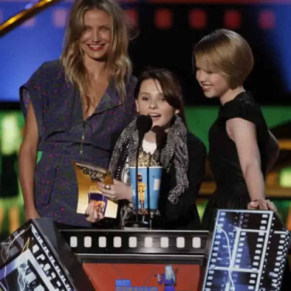 Cameron Díaz fue otra de las guapas presentadoras, aquí entregando el premio como Mejor Actuación Femenina a la actriz Abigail Breslin.
