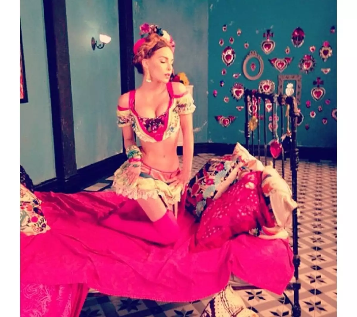 La cantante de pop mexicana celebró el día de hoy su fama en YouTube tras superar las 100 millones de reproducciones del segundo sencillo "En la obscuridad" de su nuevo disco.