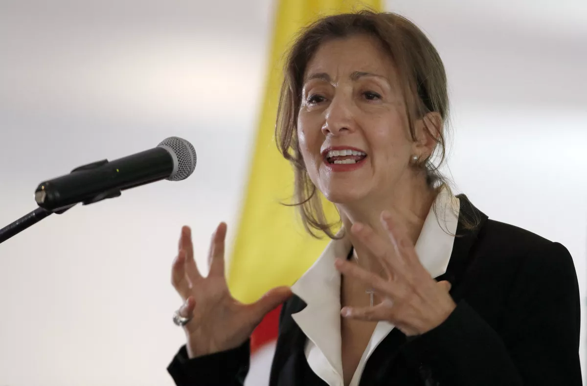 La política colombo-francesa Íngrid Betancourt, quien fue secuestrada por más de seis años por rebeldes de las FARC, gesticula mientras da un discurso en Bogotá, Colombia. 