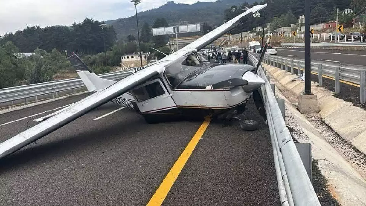 Avioneta aterriza de emergencia en Huasca, Hidalgo