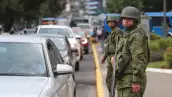 Los soldados ecuatorianos toman medidas de seguridad en las carreteras después de que el presidente de Ecuador declare "conflicto armado interno", ordene operaciones militares contra grupos del crimen organizado en Quito, Ecuador, el 9 de enero de 2024.