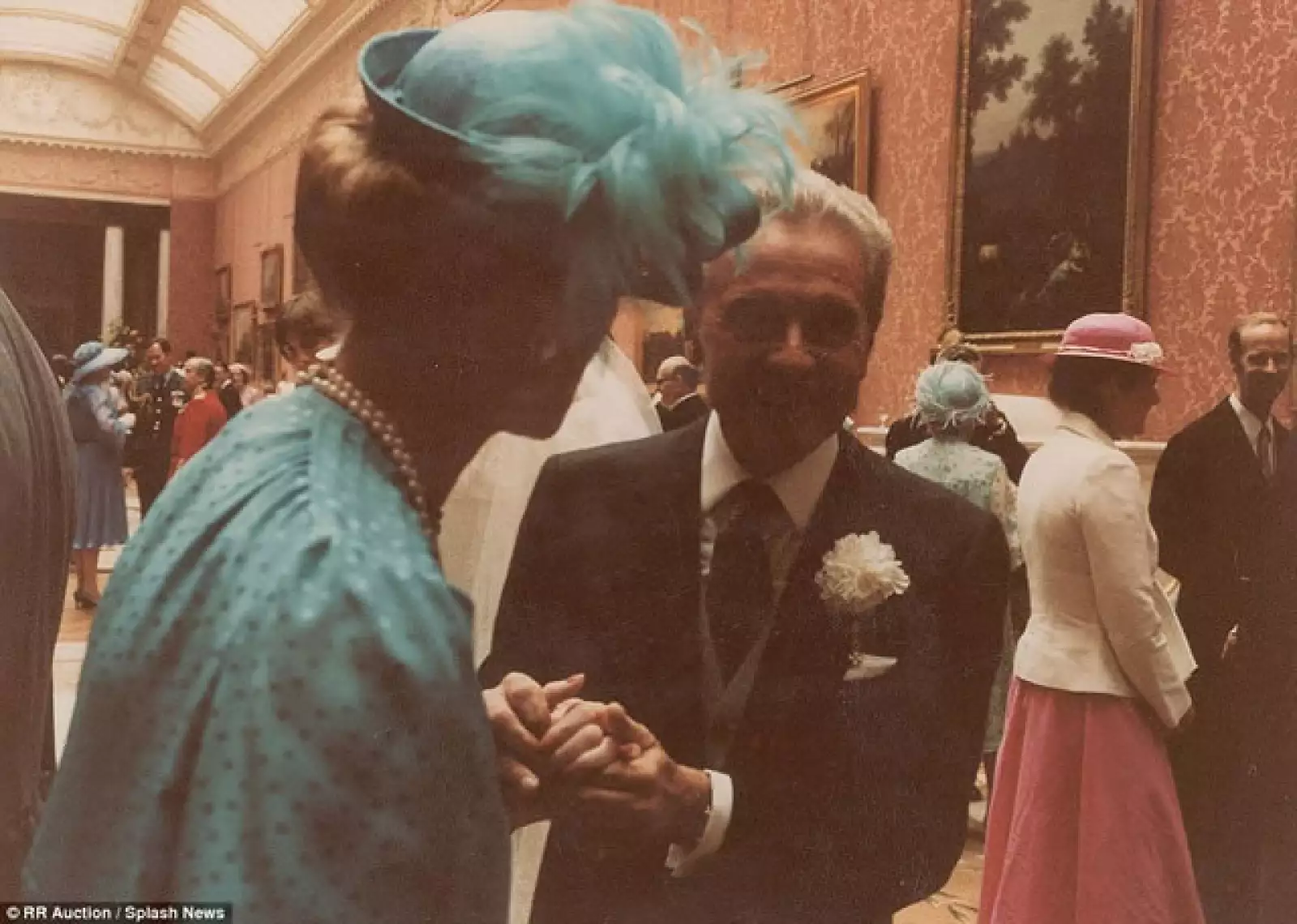 La princesa María Cristina de Reibnitz platica con uno de los invitados durante el evento.