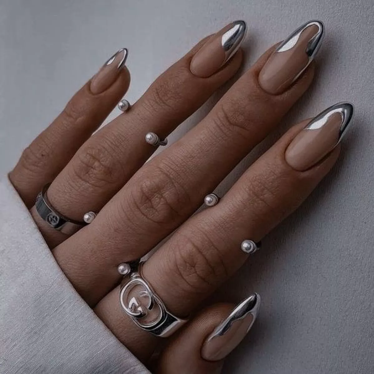 Uñas metálicas. 