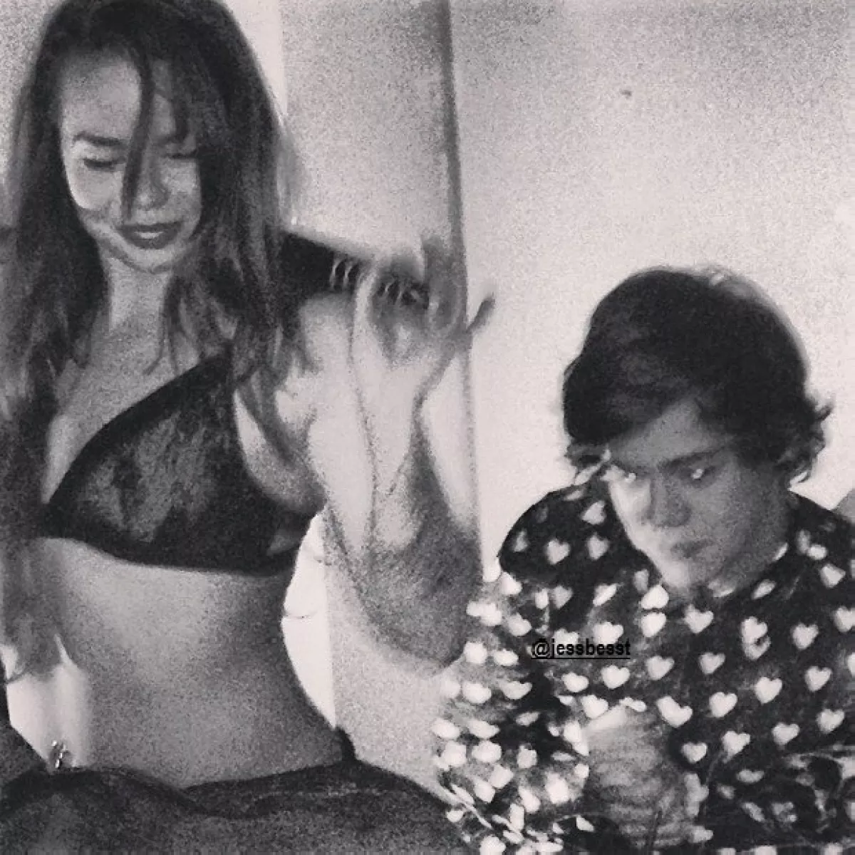 Harry se veía un poco incómodo mientras la chica le bailaba muy sensualmente.