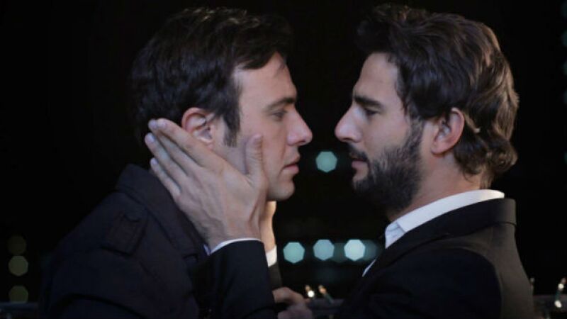 Alex de la Madrid (izquierda) y el español Antonio Velázquez (derecha) son pareja en la película.