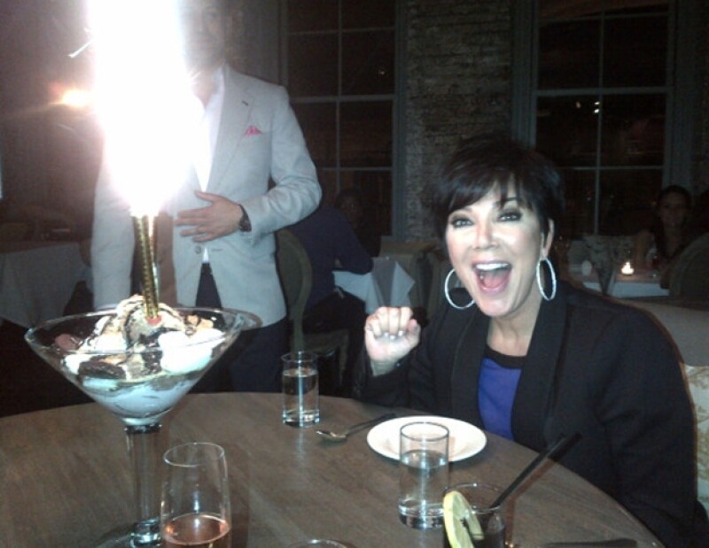 Khloé compartió esta foto donde se ve a su mamá festejando.