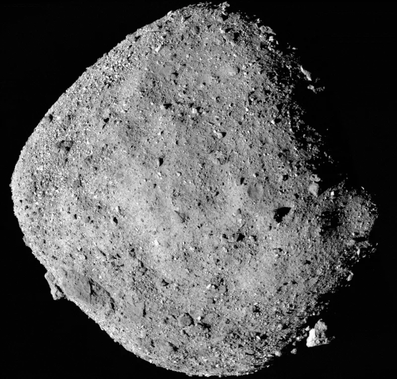 Esta imagen de mosaico del asteroide Bennu, compuesta por 12 imágenes de PolyCam recopiladas el 2 de diciembre de 2018 por la nave espacial OSIRIS-REx desde un rango de 15 millas (24 km).