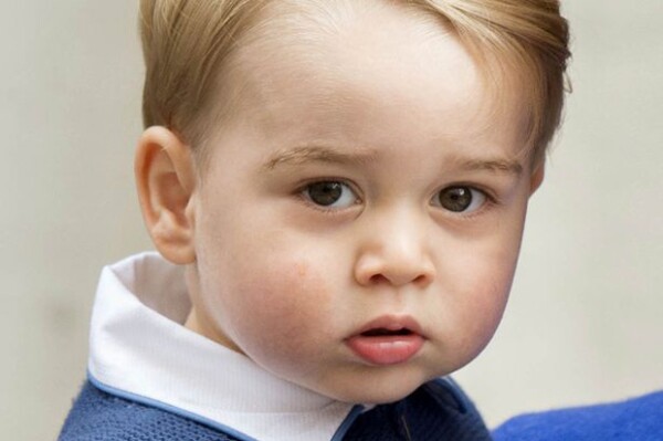El principe George es encantado al igual que su casi gemelo Cruz.