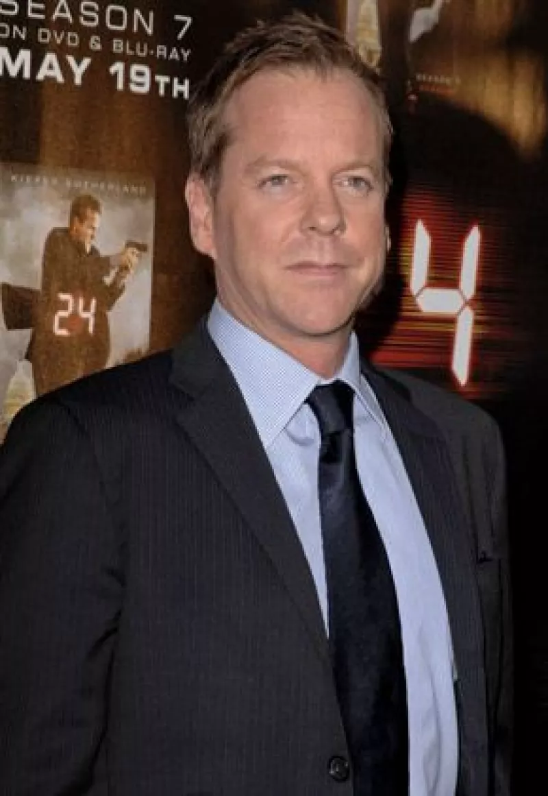 El actor obtiene ganancias de 548 mil dólares por cada capítulo que realiza de la serie པ', le sigue Hugh Laurie con 401 mil dólares por episodio de 'Dr. House'.