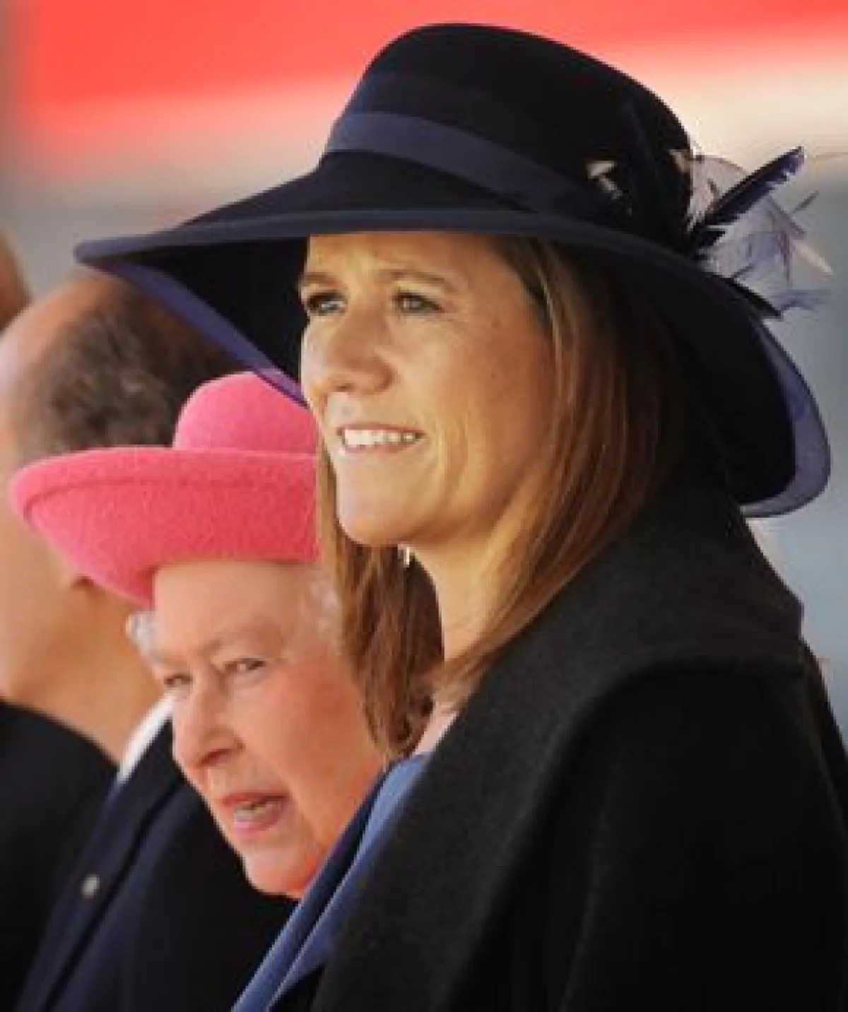 Margarita Zavala vistió un traje sastre azul, abrigo y un sombrero.