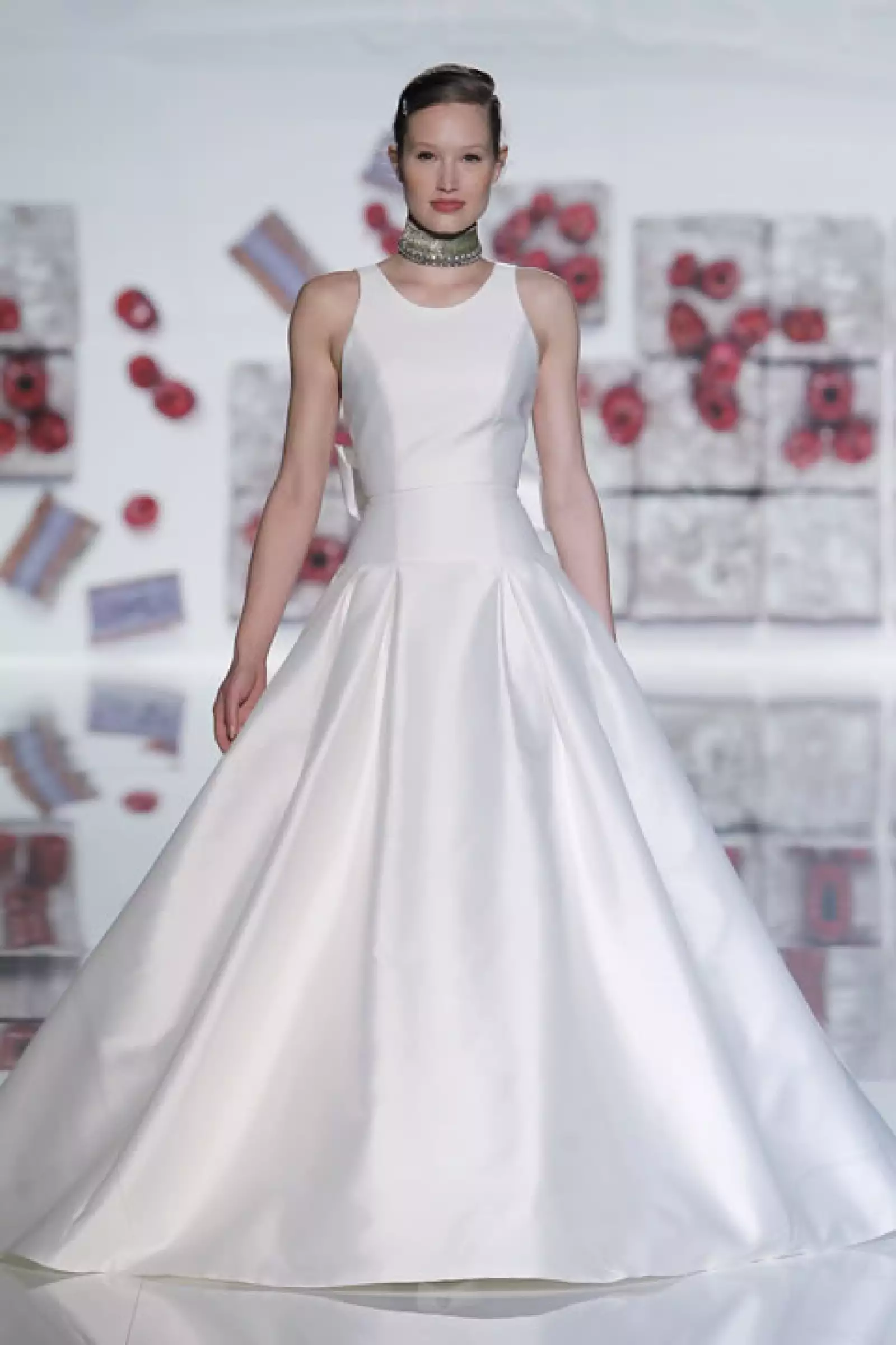 Look de dos piezas con moño en la espalda.