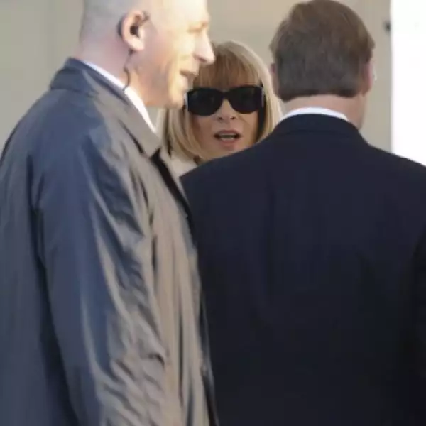 Anna Wintour, editora de la revista Vogue América, pasa por revisión de seguridad a su llegada a Punta della Dogana, donde se celebró el coctel.