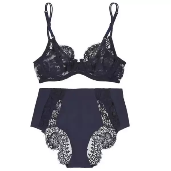 Este regalo es un ganar-ganar. A ella le va a encantar y tú lo vas a disfrutar muchísimo.
¿Dónde comprar? http://www.net-a-porter.com/
Precio: en punto de venta