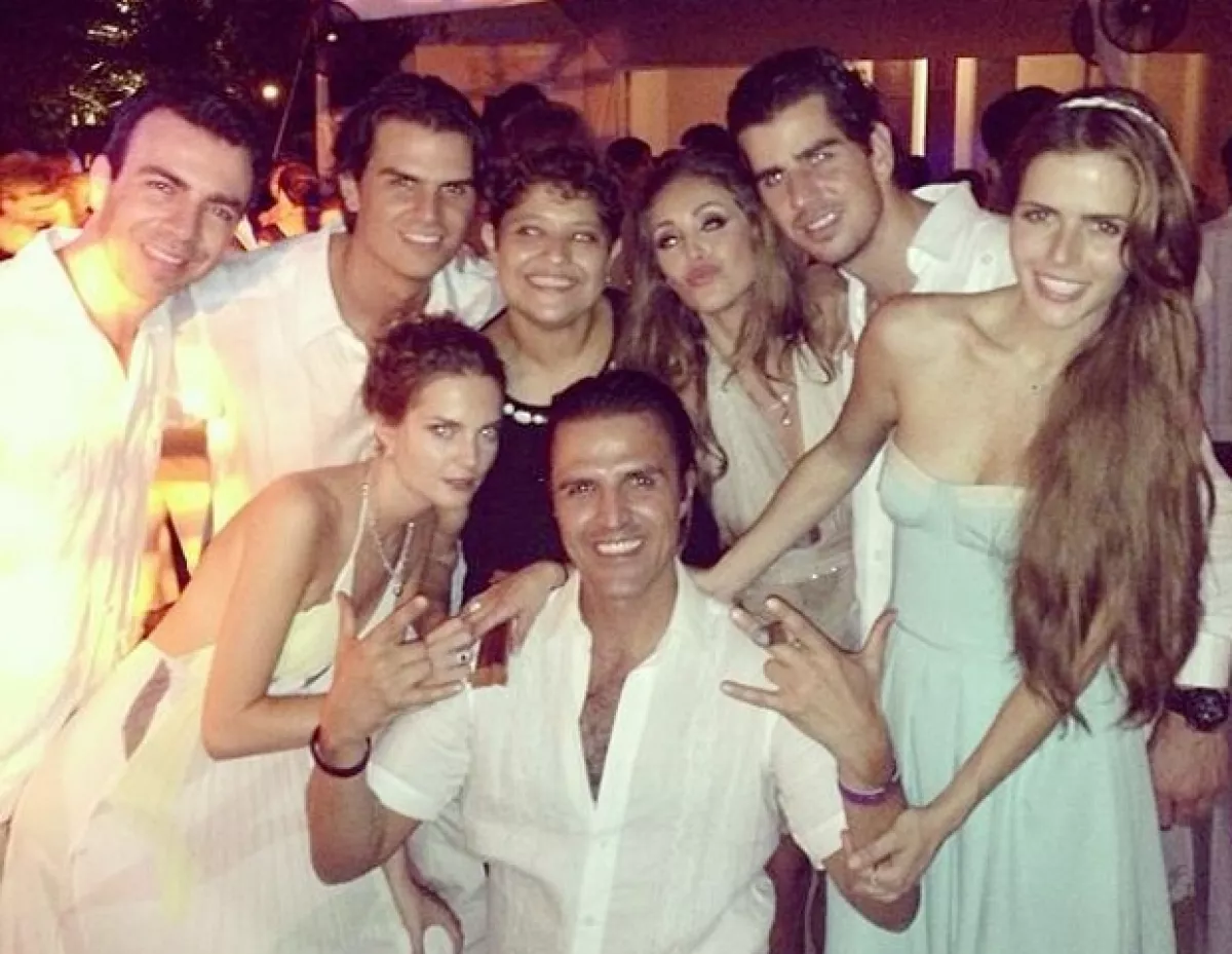 Anahí drisfrutando de la boda con sus amigos.