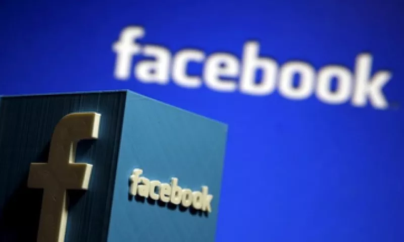 Las acciones de Facebook llegaron a caer hasta 5% este jueves en la Bolsa. (Foto: Reuters)