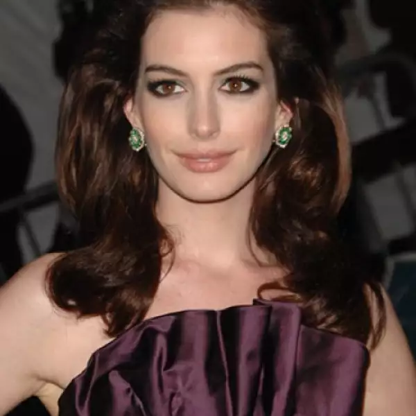 Anne Hathaway va al natural con su color castaño, y aunque generalmente prefiere los peinados recogidos, en la gala del Met llevó un look con extra volumen, que le dio mucha personalidad.