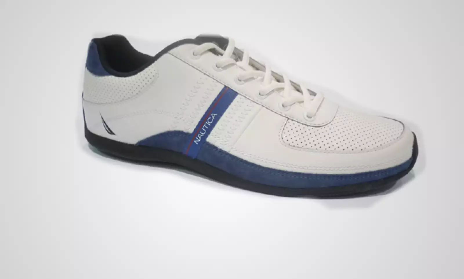 Con un toque más deportivo, este modelo tiene corte en piel con aplicaciones en ‘nubuck’ y suela sintética.