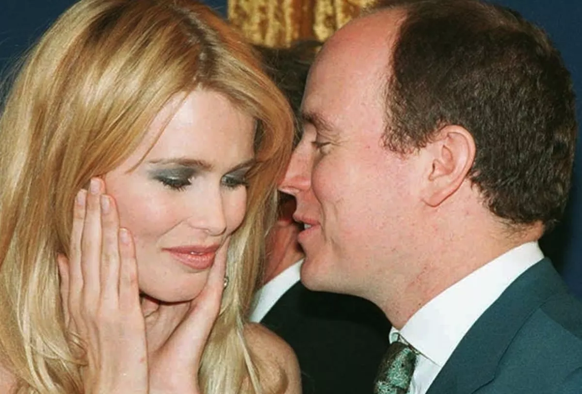 Alberto ha salido con varias modelos, entre ellas Claudia Schiffer.