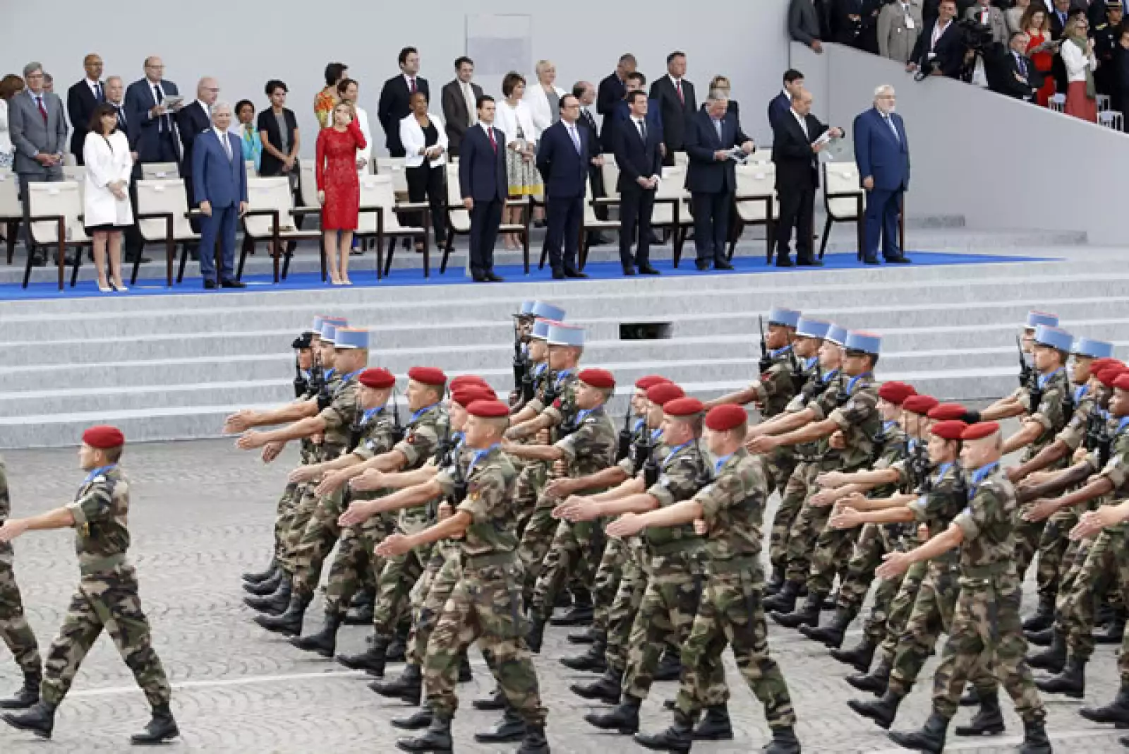Desfile militar por el Día de la Bastilla en París.