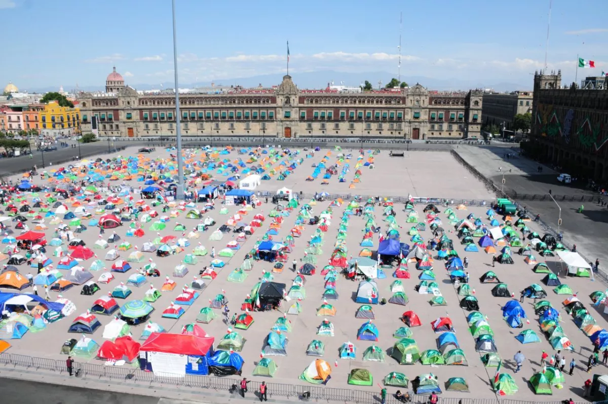 Casas de campaña colocadas por integrantes del FRENA.