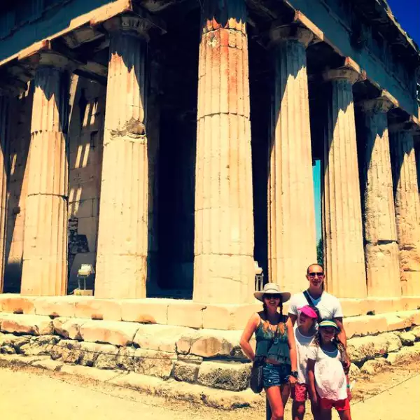 Antes, la familia estuvo en Grecia, aquí los vemos posando en la Acrópolis de Atenas.